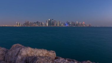Katar 'da Doha' nın ufuk çizgisi gece gündüz geçiş zamanı