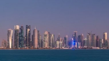 Katar 'da Doha' nın ufuk çizgisi gece gündüz geçiş zamanı
