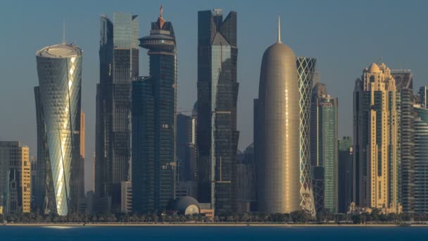 Skyline of Doha timelapse στο Κατάρ πολύ νωρίς το πρωί — Αρχείο Βίντεο