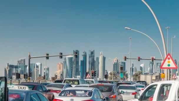 Doha skyline en file op het kruispunt timelapse in Doha, Qatar, Midden-Oosten. — Stockvideo