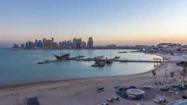 Katara Sahili 'nden gece gündüz Doha Katar' a, Batı Körfezi 'ne ve şehir merkezine doğru.