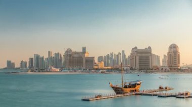 Katara Sahili 'nin Doha, Katar' daki zaman çizelgesinden Batı Körfezi 'ne ve şehir merkezine doğru