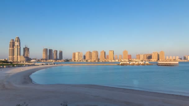 Uitzicht vanaf Katara Beach timelapse in Doha, Qatar, naar de Pearl. — Stockvideo