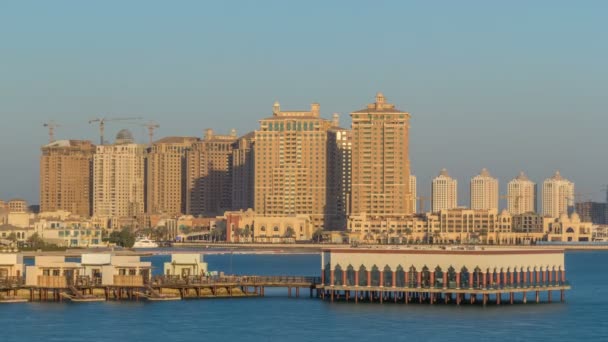 Vista desde Katara Beach timelapse en Doha, Qatar, hacia la Perla. — Vídeos de Stock