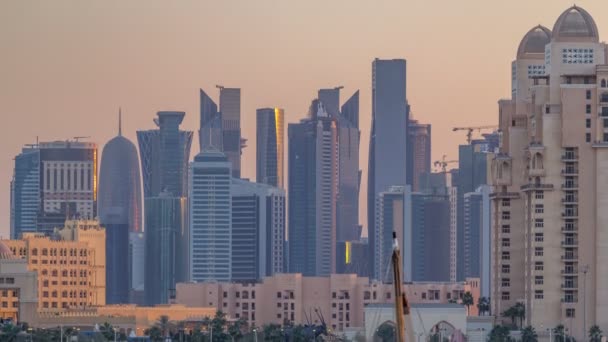 Вид с пляжа Катара в Осаке, Катар, в сторону Западного залива и центра города — стоковое видео