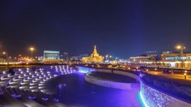 Souq Waqif Park 'taki küçük amfi tiyatro Doha' da gece vakti aşırı hız yapıyor.