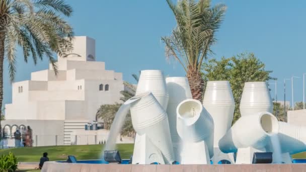 Vista dos potes de água fonte marco timelapse no Corniche em Doha — Vídeo de Stock