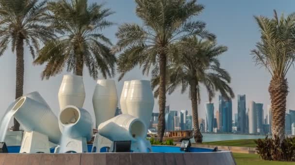 Vista de la fuente de las ollas de agua hito timelapse en la Corniche en Doha — Vídeos de Stock