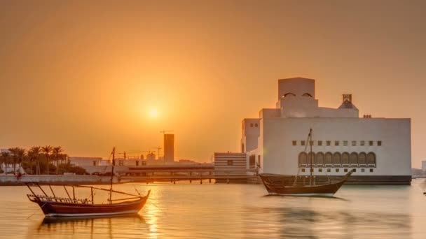 Doha Zaman Çizelgesinde İslam Sanatları Müzesi yakınında gün batımı, Katar — Stok video