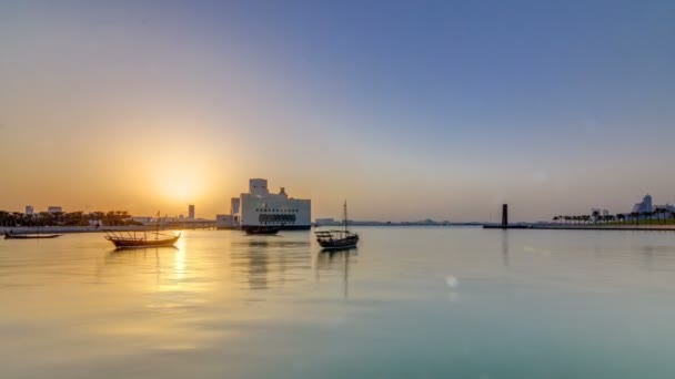 Zonsondergang in de buurt van Museum of Islamic Art in Doha timelapse, Qatar — Stockvideo