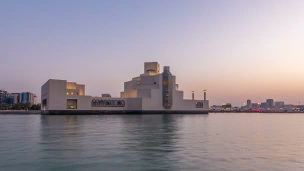 Museu de Arte Islâmica em Doha dia a noite timelapse, Qatar — Vídeo de Stock