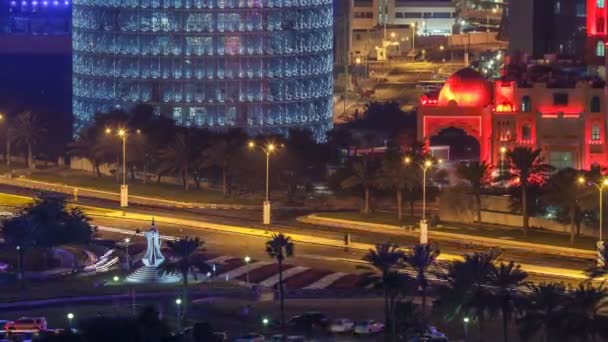 Doha Corniche with coffee pot monument night timelapse. — Stock Video