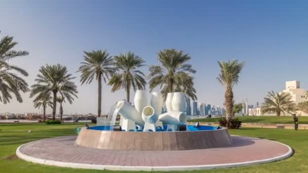 Blick auf den Brunnen an der Corniche in Doha im Zeitraffer — Stockvideo