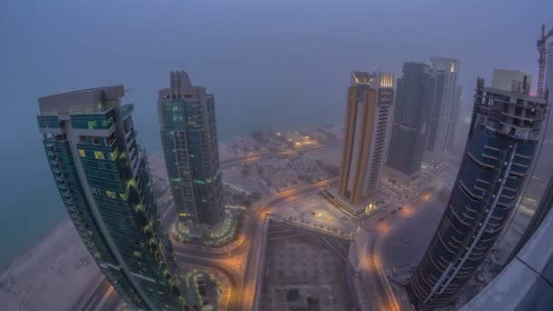 Небо над районом Западного залива с вершины в течение дня до ночи, Катар. — стоковое видео