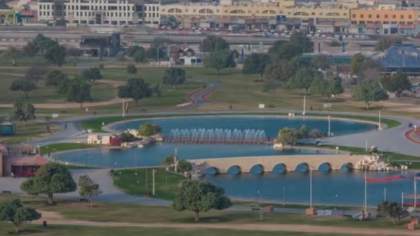 Міст з фонтаном і озером в Aspire Park timelapse в Доха, Катар — стокове відео