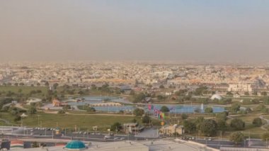 Katar, Doha 'daki Aspire Parkı' nda çeşme ve gölle köprü.