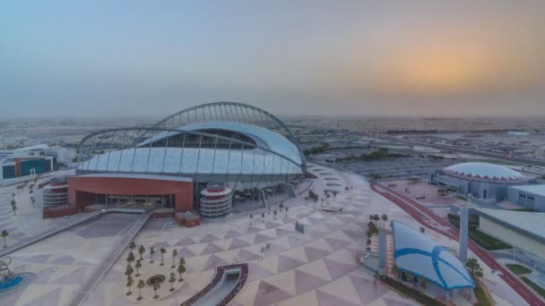 Luftaufnahme des Aspire Zone Stadions im Zeitraffer bei Sonnenaufgang in Doha — Stockvideo