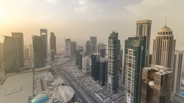 Wolkenkratzer vor Sonnenuntergang in der Skyline des Geschäftszentrums von Doha, der Hauptstadt Katars — Stockvideo