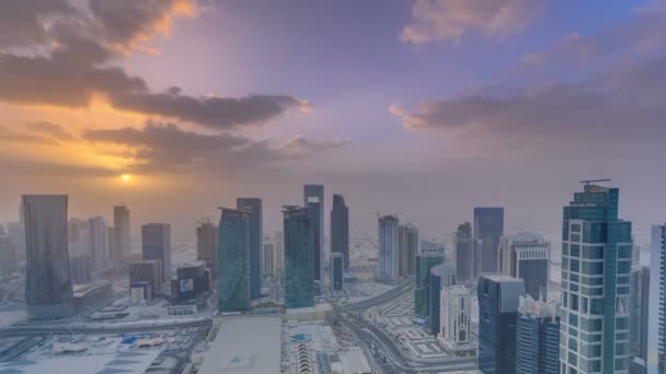 Ουρανοξύστες στο ηλιοβασίλεμα timelapse στον ορίζοντα του εμπορικού κέντρου της Ντόχα, η πρωτεύουσα Κατάρ — Αρχείο Βίντεο