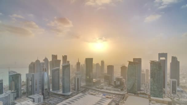 Rascacielos al atardecer en el horizonte del centro comercial de Doha, la capital Qatar — Vídeo de stock