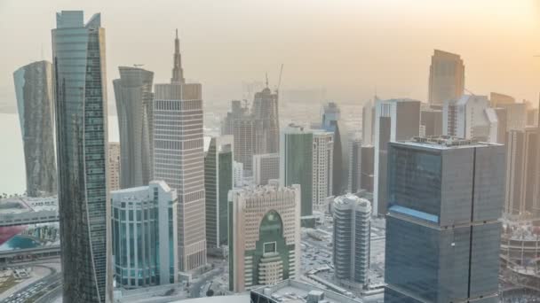 Skyskrapor före solnedgången timelapse i skyline av kommersiella centrum i Doha, huvudstaden Qatar — Stockvideo