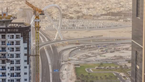 Gökdelenler ve yol gün batımından önce köprüyle Doha, Katar — Stok video