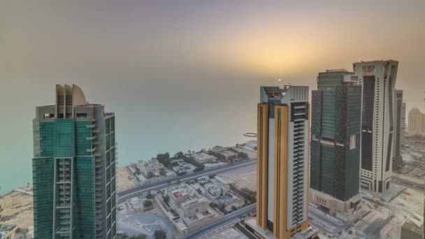 Небо над Западным заливом и центром города во время восхода солнца, Катар — стоковое видео