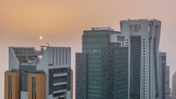 Vue aérienne du dessus de West Bay et du centre-ville de Doha pendant le lever du soleil timelapse, Qatar — Video