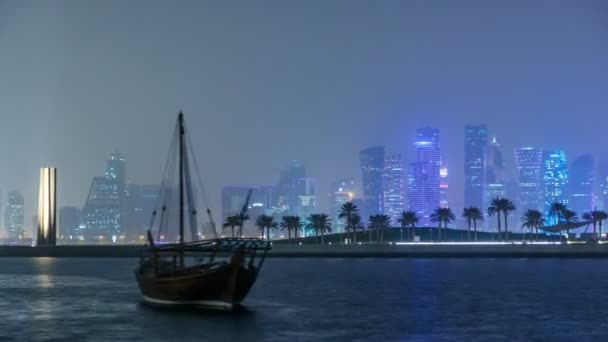 Een panoramisch uitzicht op de oude dhow haven nacht timelapse in Doha, Qatar, met de West Bay skyline op de achtergrond. — Stockvideo