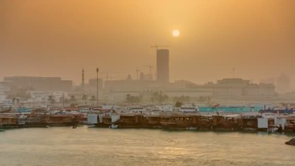 Sonnenuntergang in Doha Bay im Zeitraffer mit traditionellen hölzernen Dhow-Fischerbooten. — Stockvideo