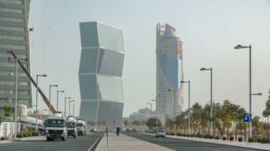 Doha, Katar 'daki Batı Körfezi lagünündeki zig-zag kuleleri zaman ayarlı.