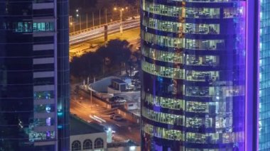 Windows timelapse çok katlı binanın cam ve çelik office ışıklandırma ve çalışan insanlar içinde