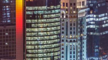 Windows timelapse çok katlı binanın cam ve çelik office ışıklandırma ve çalışan insanlar içinde