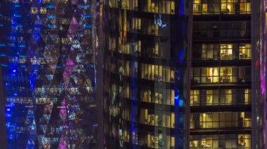 Windows timelapse çok katlı binanın cam ve çelik office ışıklandırma ve çalışan insanlar içinde