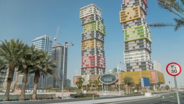 Доха skyline timelapse з колоритно будівлю Аль Марина Twin Towers розташований Lusail району столиці Катару. — стокове відео