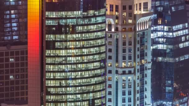 Windows timelapse van de meerdere verdiepingen gebouw van glas en staal kantoorverlichting en werkende mensen binnen — Stockvideo