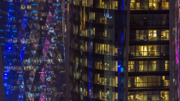 Timelapse Windows de l'immeuble à étages multiples de verre et d'acier éclairage de bureau et les travailleurs au sein — Video