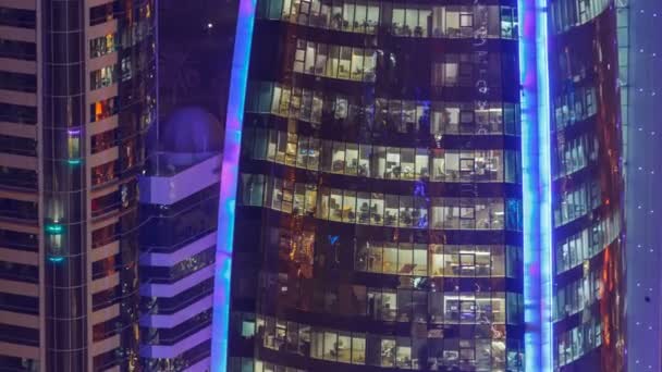 Windows timelapse çok katlı binanın cam ve çelik office ışıklandırma ve çalışan insanlar içinde — Stok video