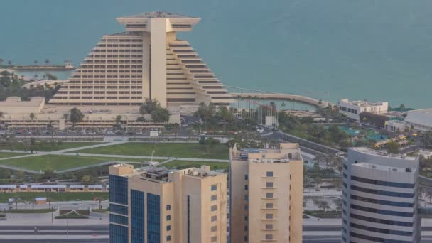 Doha West Bay uitzicht met hotel park avond timelapse, Doha, Qatar, Midden-Oosten. — Stockvideo