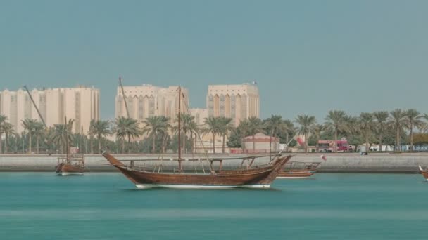 Dhows αγκυροβολημένο από Museum Park timelapse στην κεντρική Ντόχα — Αρχείο Βίντεο