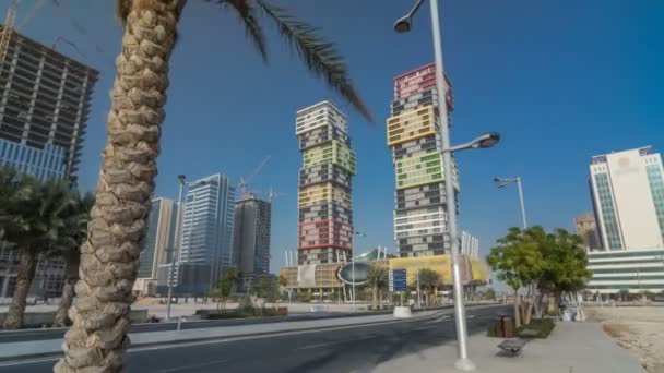 Doha Skyline timelapse υπερχείλιση με πολύχρωμο Al Marina Twin Towers κτίριο που βρίσκεται στην περιοχή Lusail της πρωτεύουσας του Κατάρ. — Αρχείο Βίντεο