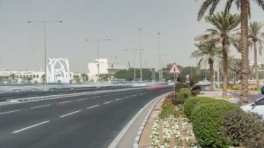 Katar 'ın Doha kentindeki Corniche' nin arkasında, Alrumeilah Aile Parkları sembolik giriş zamanı.