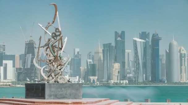 Kaligrafi patung di Corniche Doha timelapse, Qatar. — Stok Video