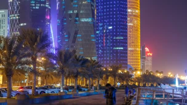 Die Skyline von Doha bei Nacht mit Sternenhimmel im Zeitraffer von Corniche, Katar — Stockvideo