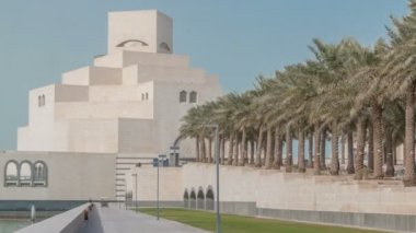 Katar İslam Sanatları Müzesi insan yapımı adasında Doha Corniche 'in yanında.