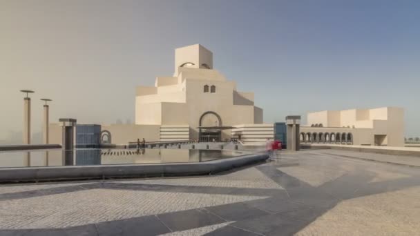 Катарский музей исламского искусства гиперлапс на своем искусственном острове рядом с Доха Корниш — стоковое видео