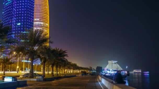 El horizonte de Doha por la noche con el cielo estrellado visto desde Corniche timelapse, Qatar — Vídeos de Stock