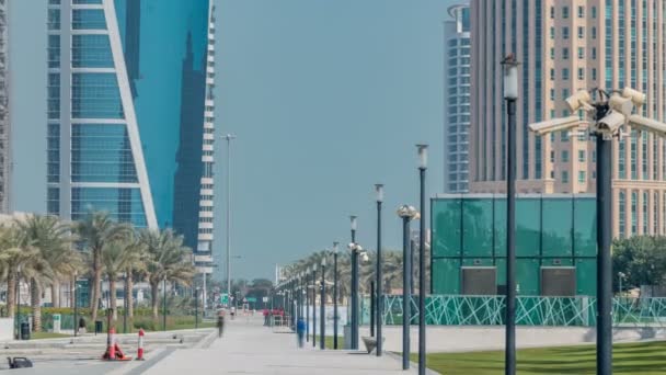Das Hochhausviertel von Doha mit Laufsteg-Zeitraffer — Stockvideo