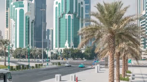 Doha felhőkarcoló körzete a kereszteződések időeltolódásával. — Stock videók