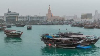 Doha Körfezi 'nde gece gündüz geleneksel ahşap Dhow balıkçı tekneleriyle vakit geçirmek..